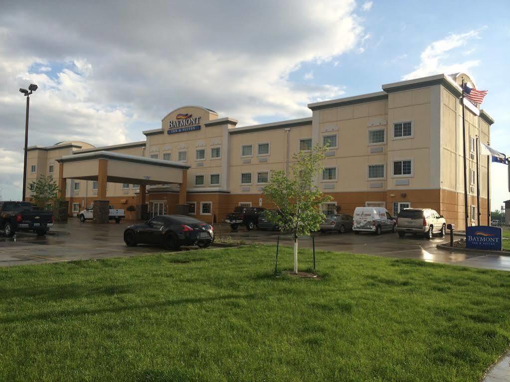 Baymont By Wyndham Minot Hotel Exterior photo