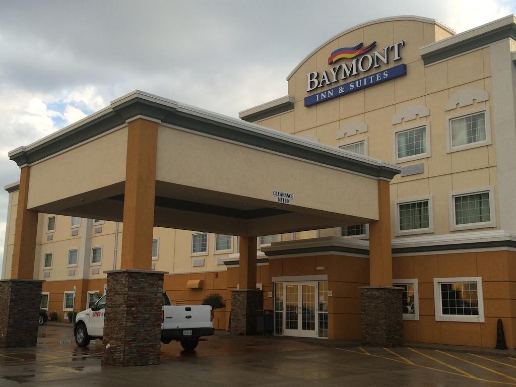 Baymont By Wyndham Minot Hotel Exterior photo